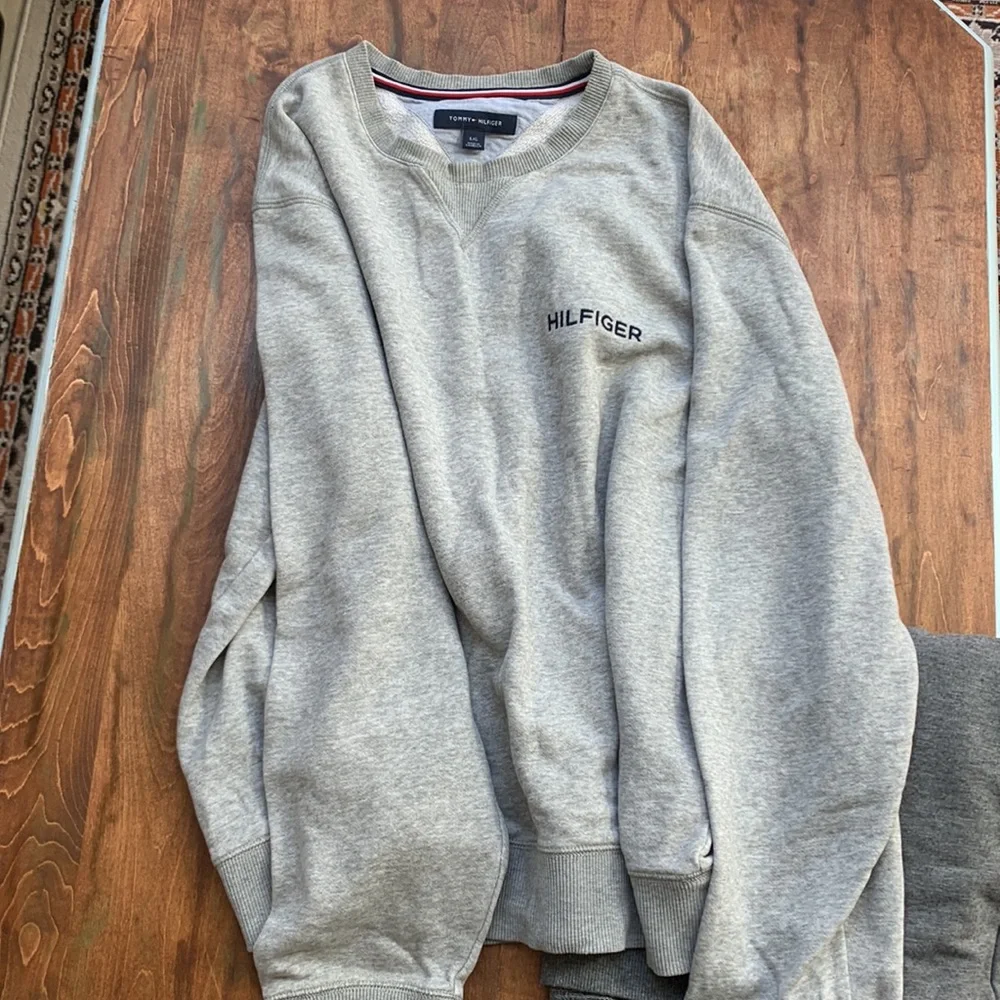 Two pullovers - Picture 2 of 5